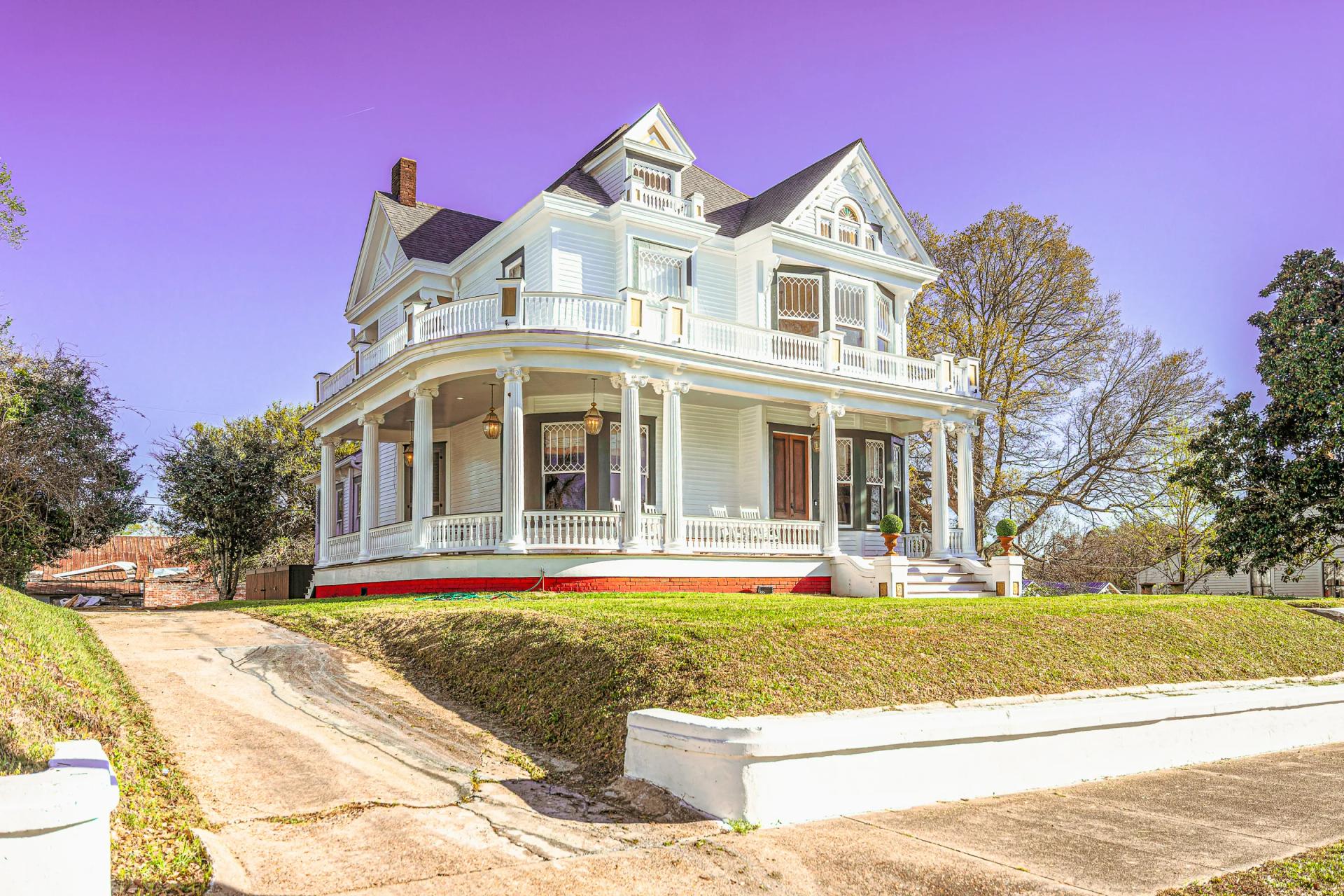 Victorian B&B with wraparound porch in Natchez